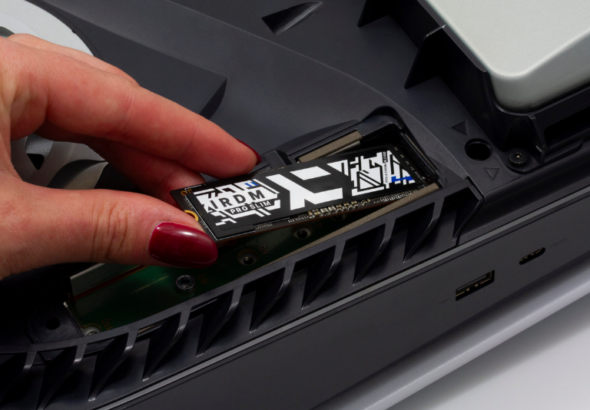 Встановлення SSD-накопичувача M.2 в PlayStation®5 як розширити пам’ять консолі